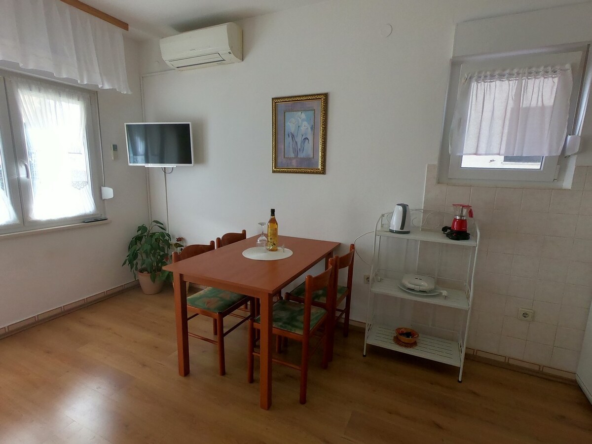 A-20896-a One bedroom apartment with balcony and