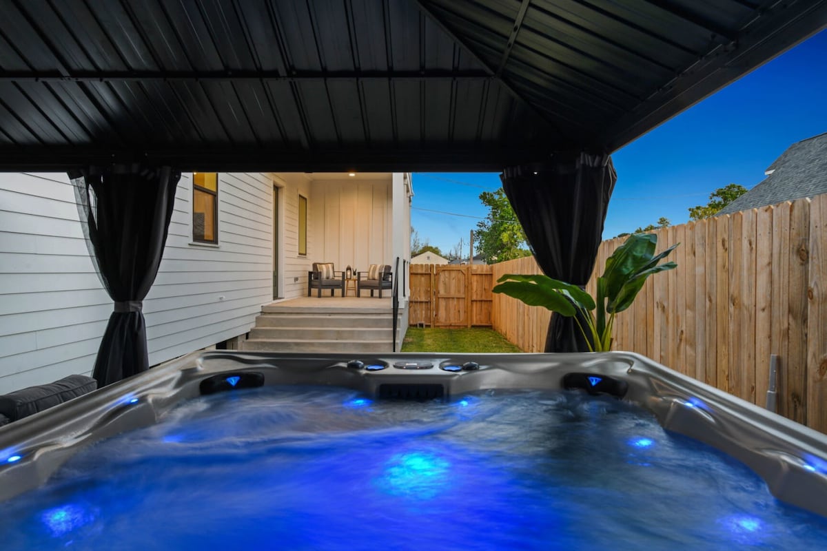 Elegant Stylish Home | Hot Tub & Pergola