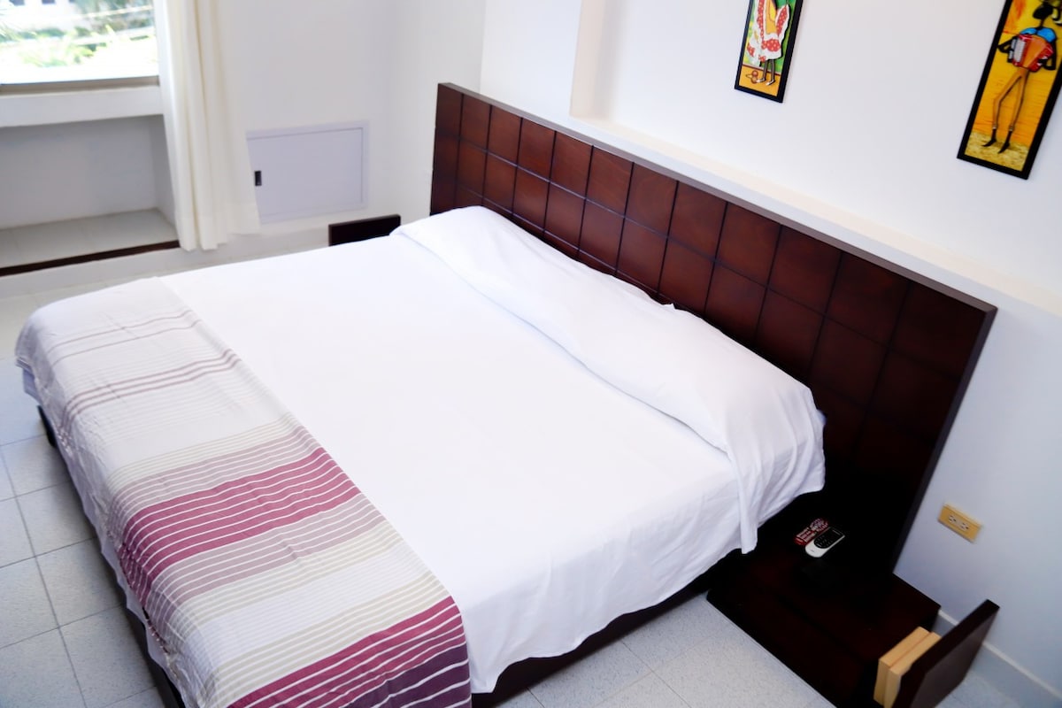 Beachside Retreat: Roomy 2-Bed Apt with A/C & WiFi
