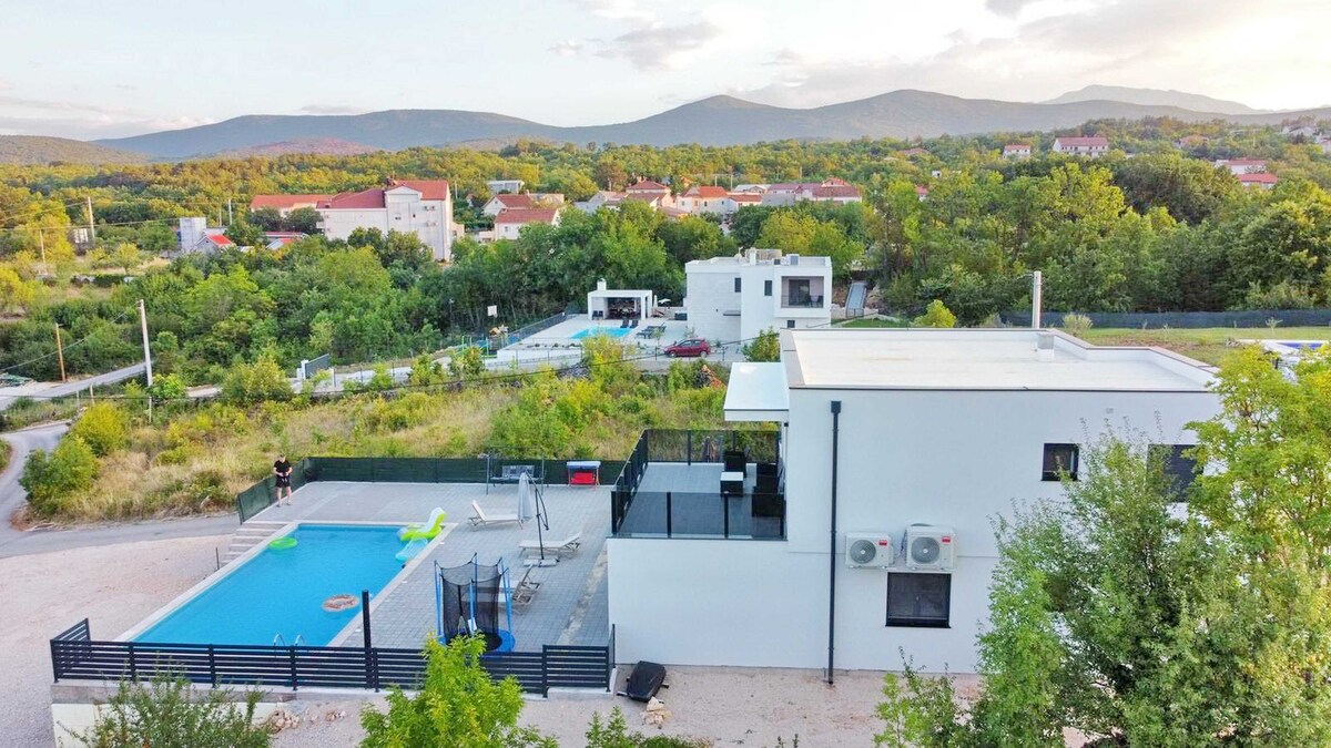 Villa Zuzul -Four Bedroom Villa with Swimming Pool