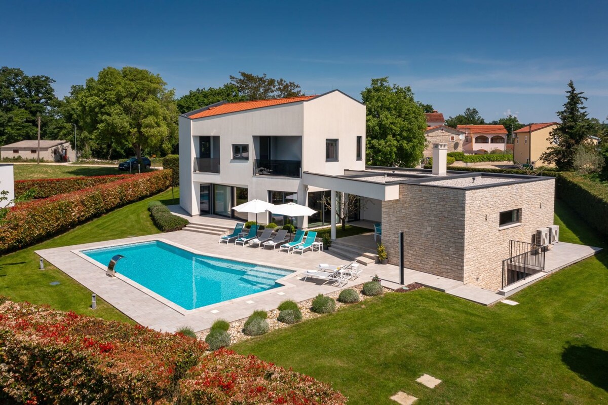 Luxury villa Nada with pool in Tinjan