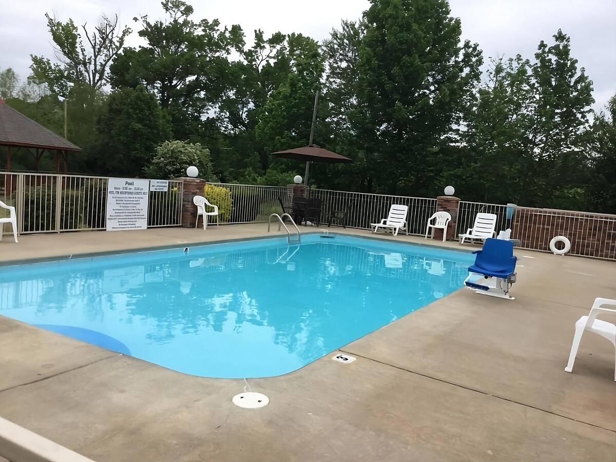 Enjoyable Stay! Seasonal Pool, FREE Breakfast!