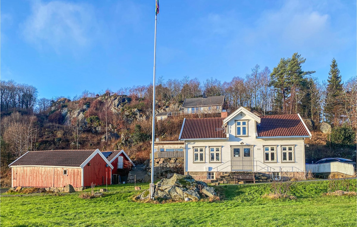 Stunning home in Farsund with 4 Bedrooms and WiFi