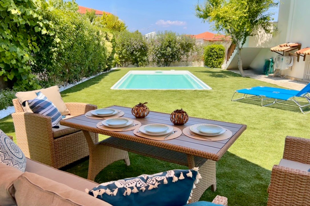Stunning Greek villa-private pool-beach-sleeps 2-8