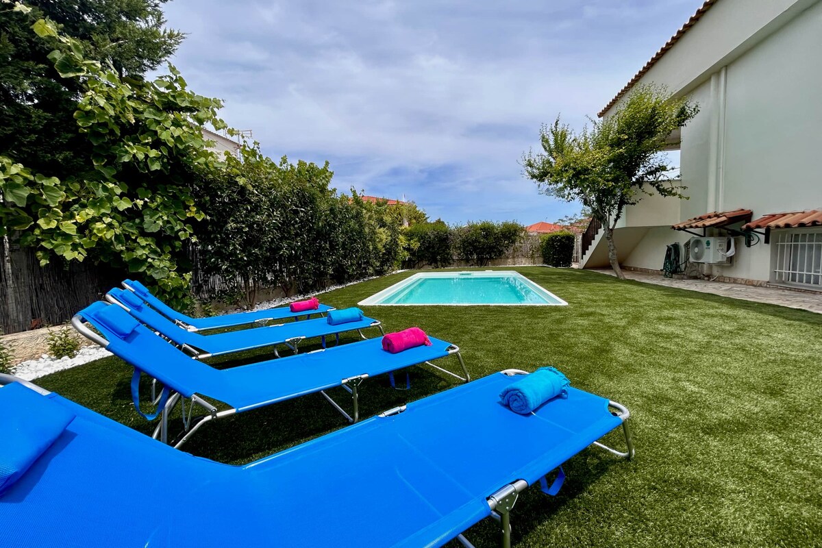 Stunning Greek villa-private pool-beach-sleeps 2-8