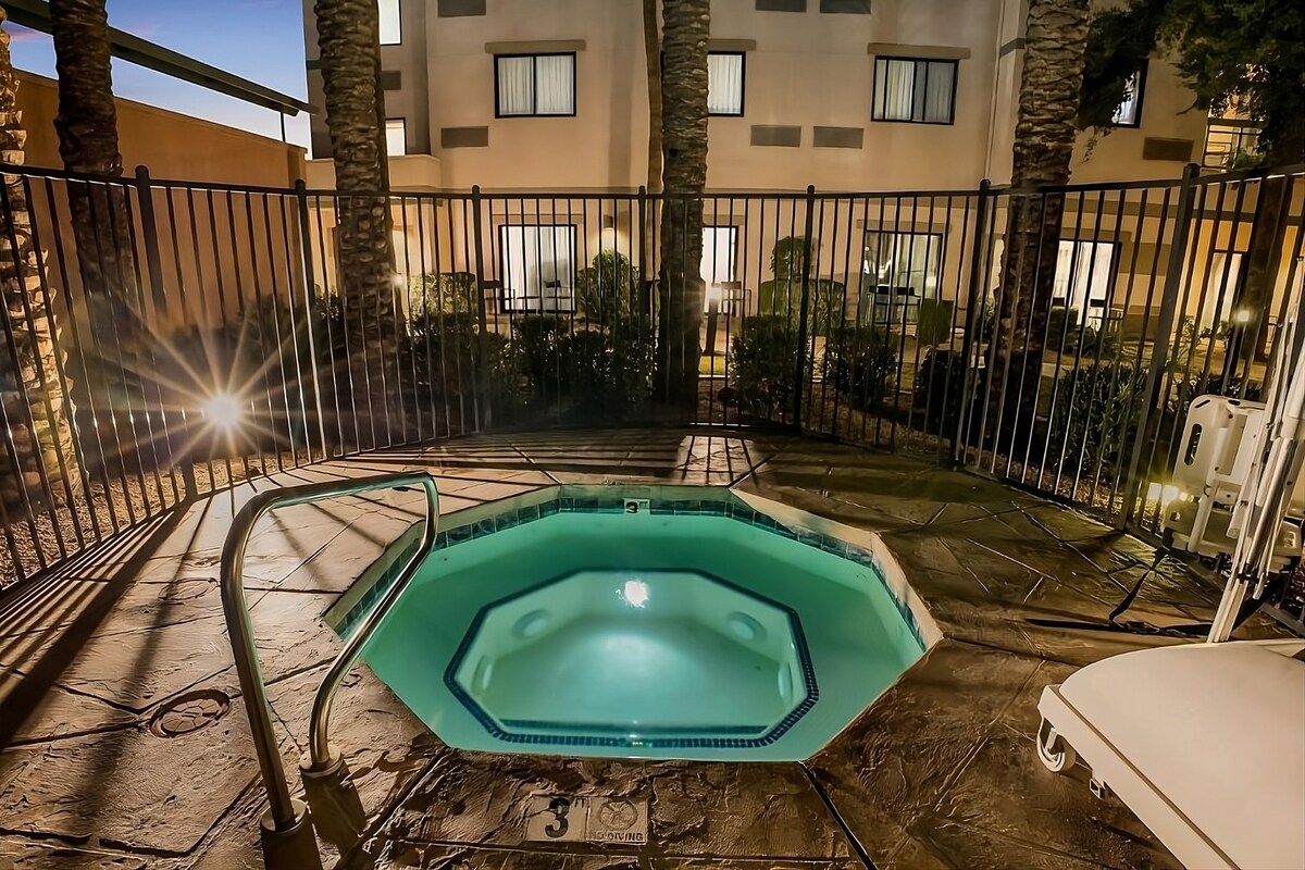 3 Pet-friendly Rooms Close to Sonoran Desert! Pool