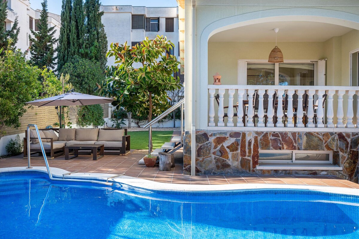 AT012 Menta: House with private pool 250m from the beach