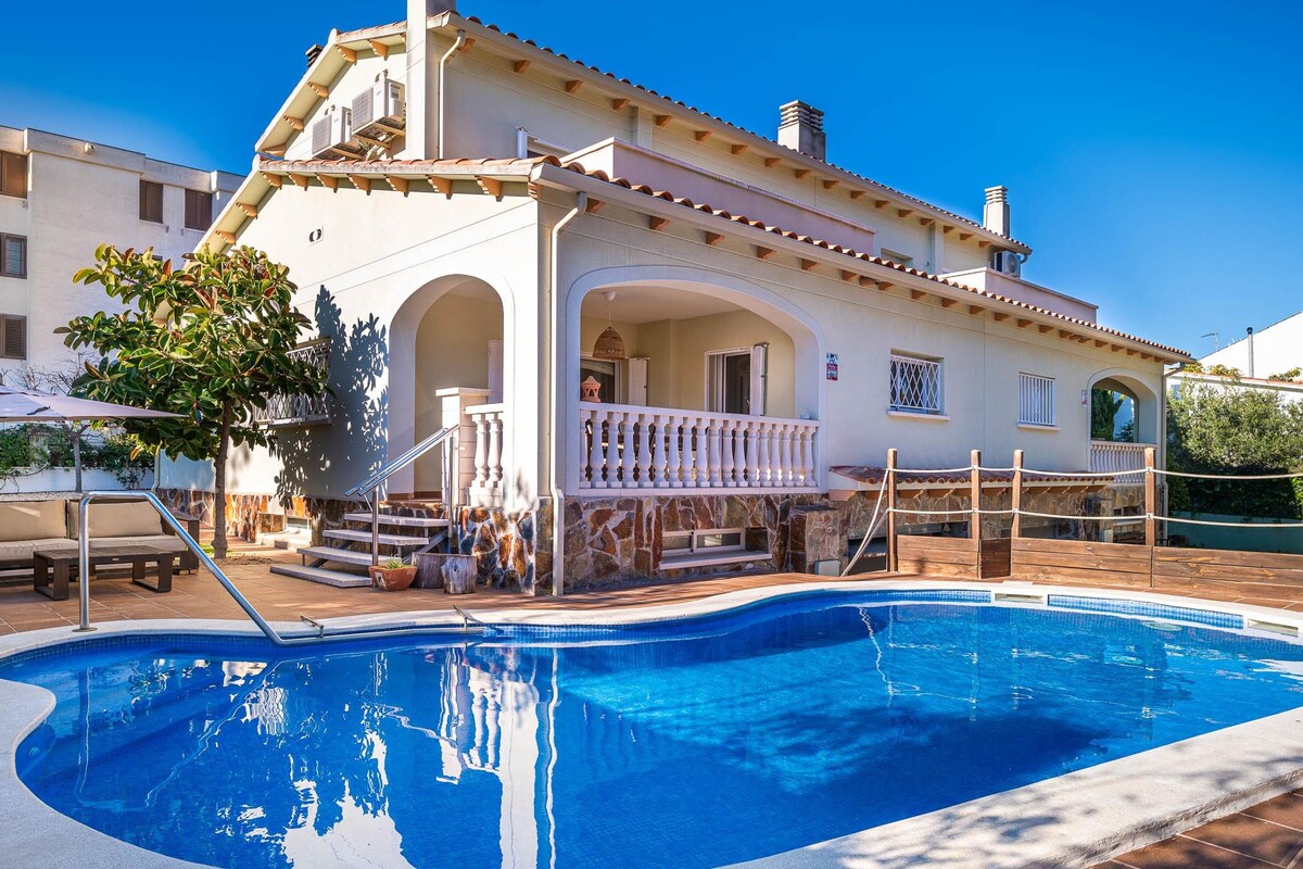 AT012 Menta: House with private pool 250m from the beach