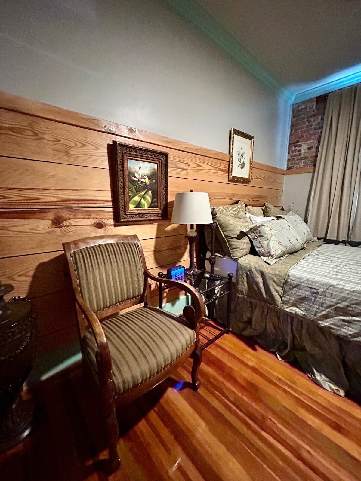 Room 6 (sleeps 2) at Chipley's Squareview Inn