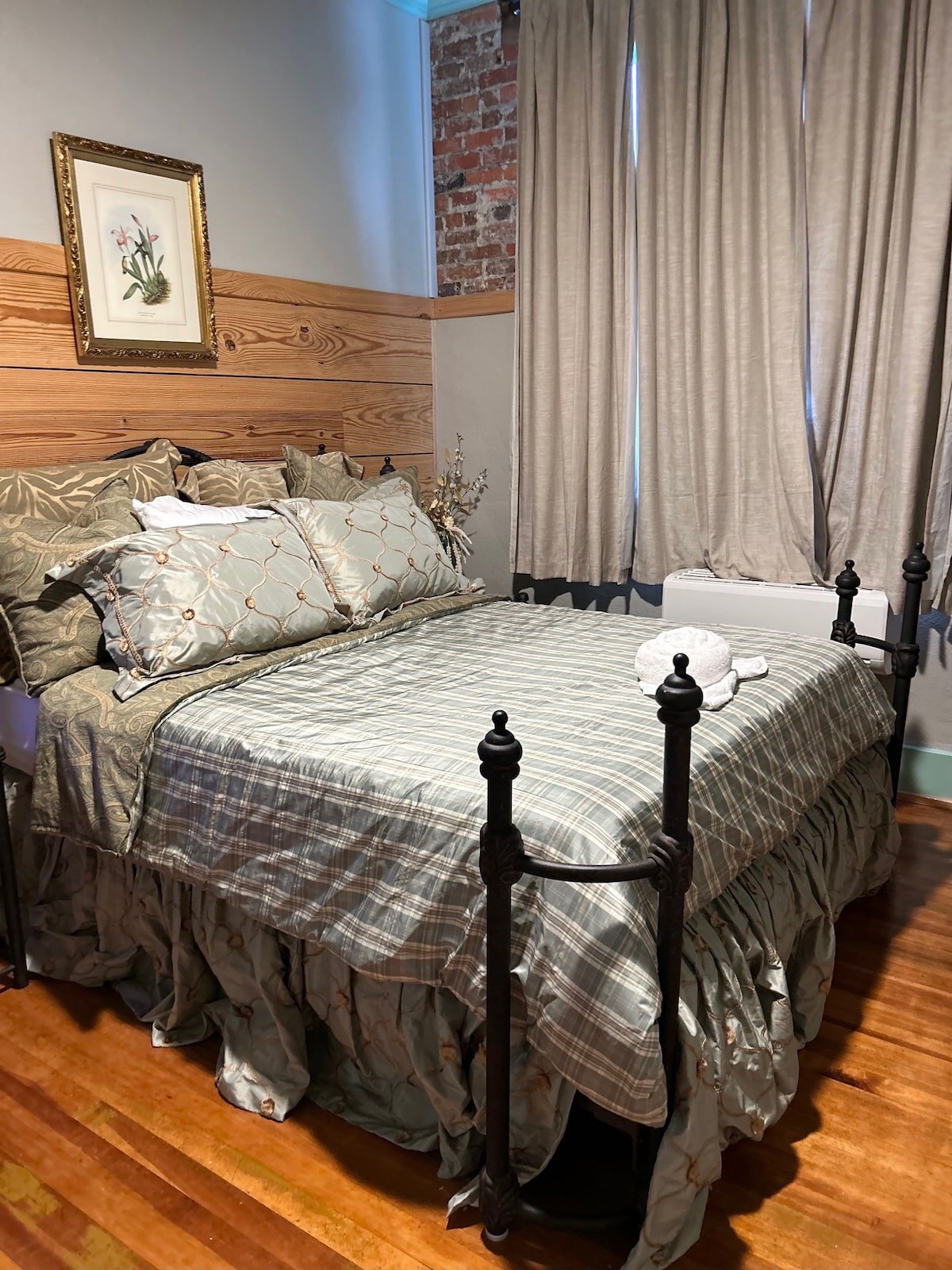 Room 6 (sleeps 2) at Chipley's Squareview Inn