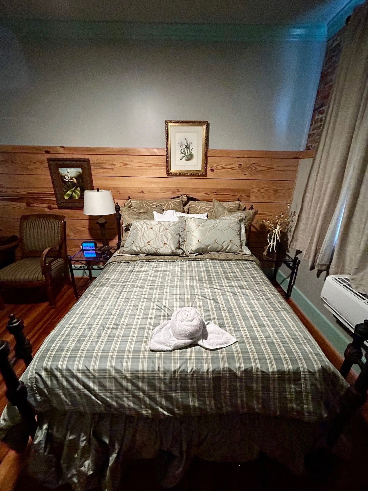 Room 6 (sleeps 2) at Chipley's Squareview Inn