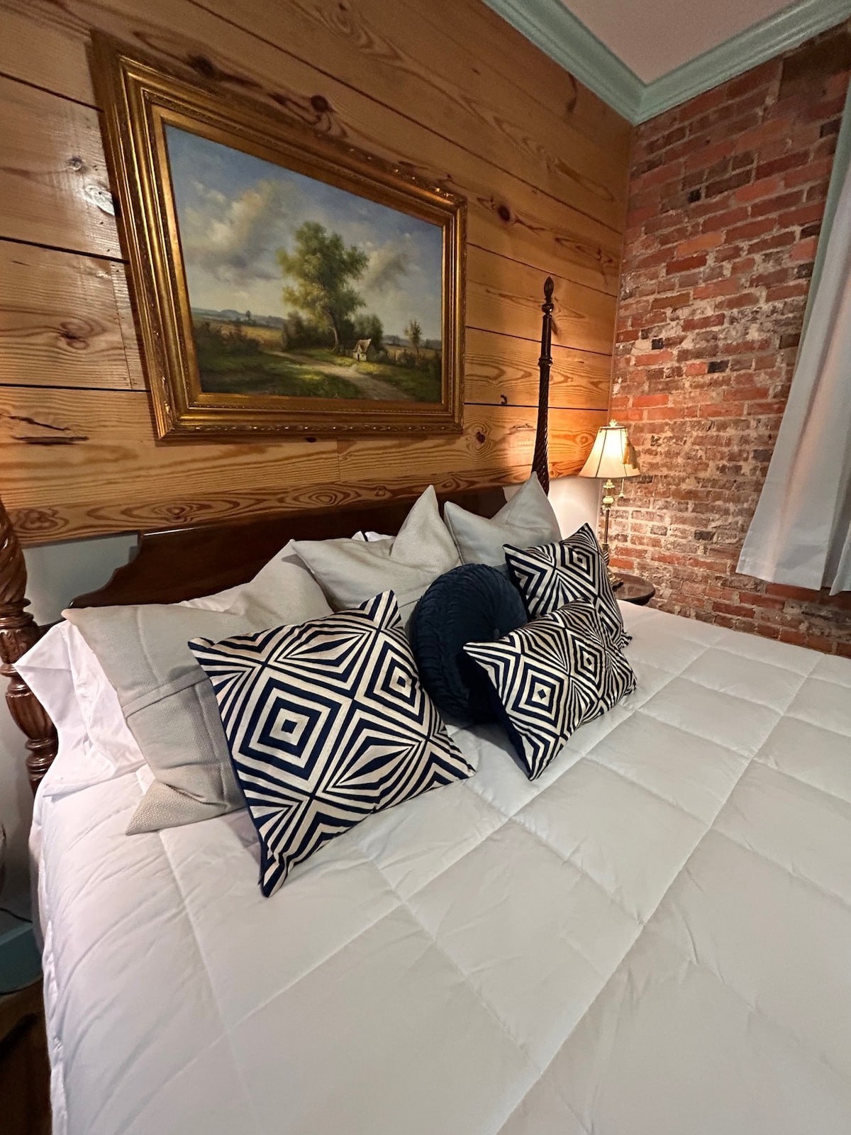 Room 4 (sleeps 2) at Chipley's Squareview Inn