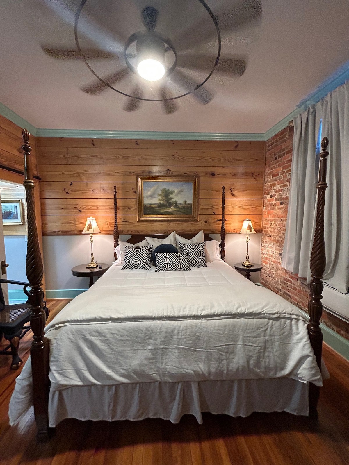 Room 4 (sleeps 2) at Chipley's Squareview Inn