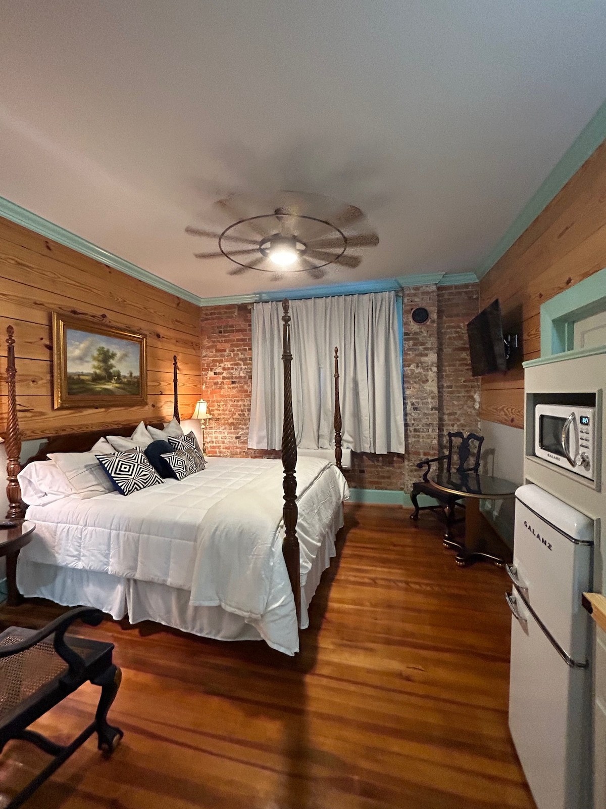 Room 4 (sleeps 2) at Chipley's Squareview Inn