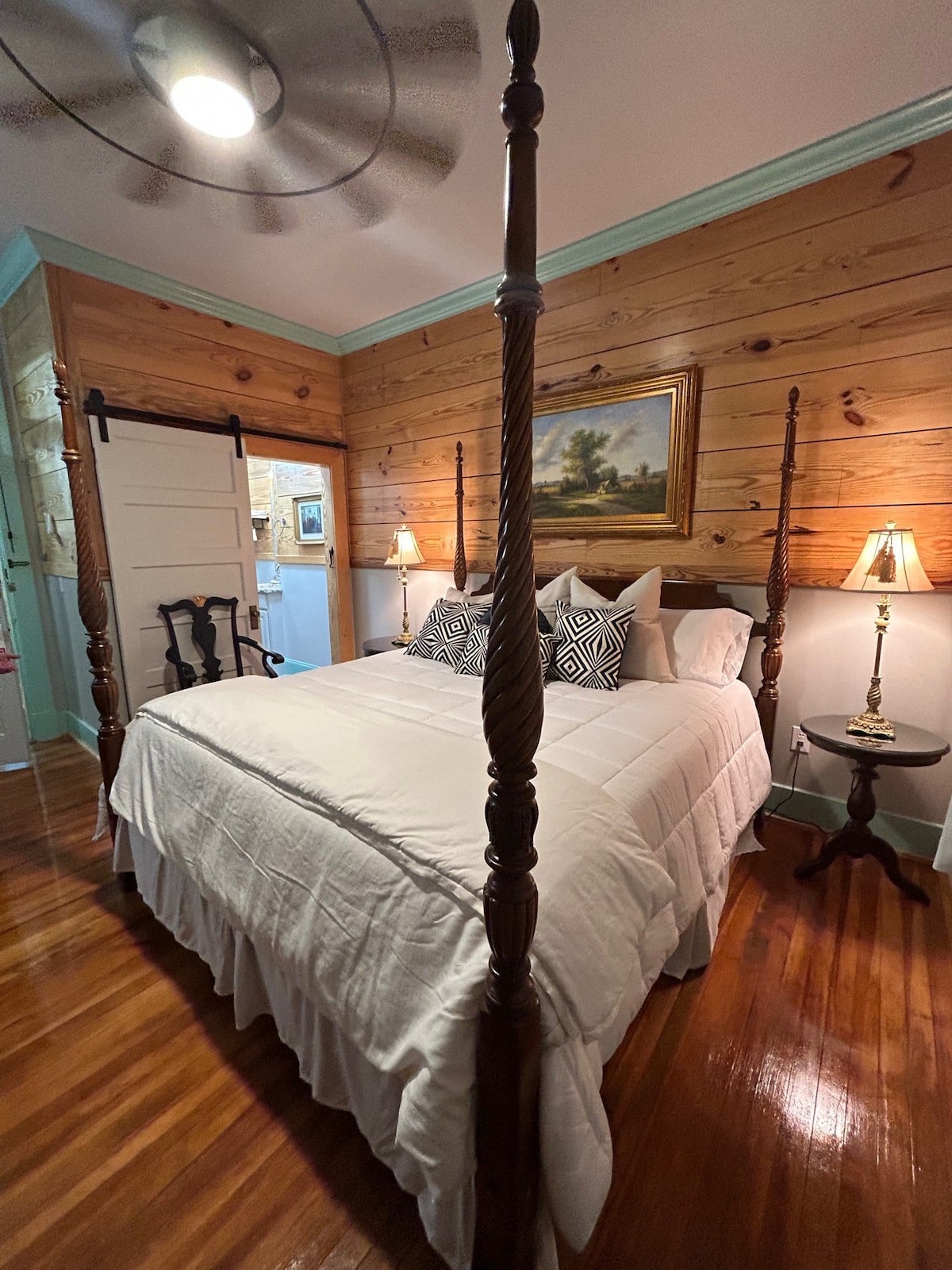 Room 4 (sleeps 2) at Chipley's Squareview Inn