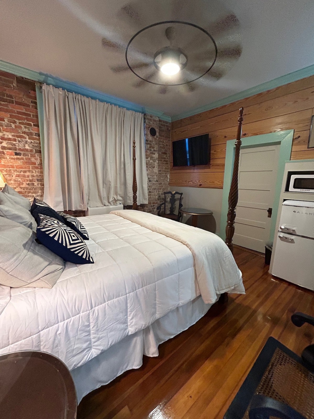 Room 4 (sleeps 2) at Chipley's Squareview Inn