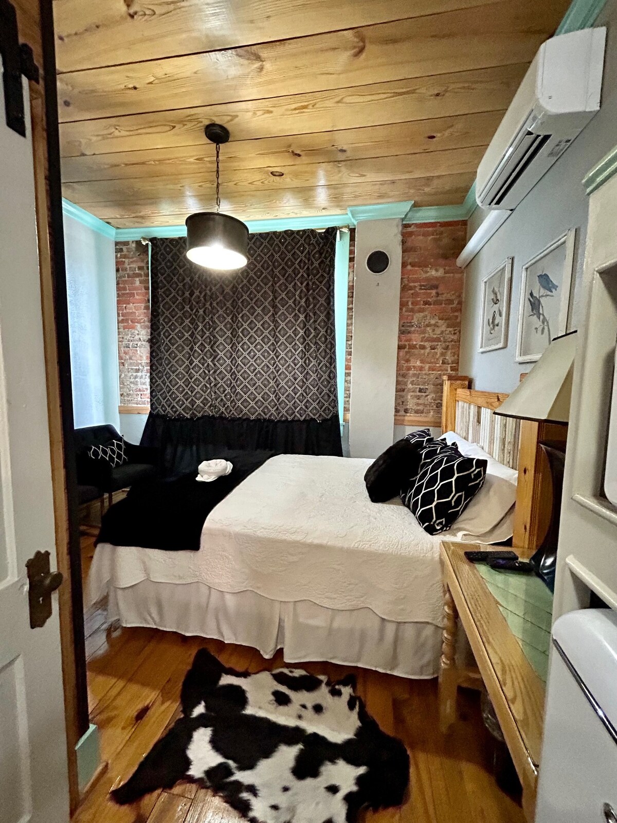 Room 3 (sleeps 2) at Chipley's Squareview Inn