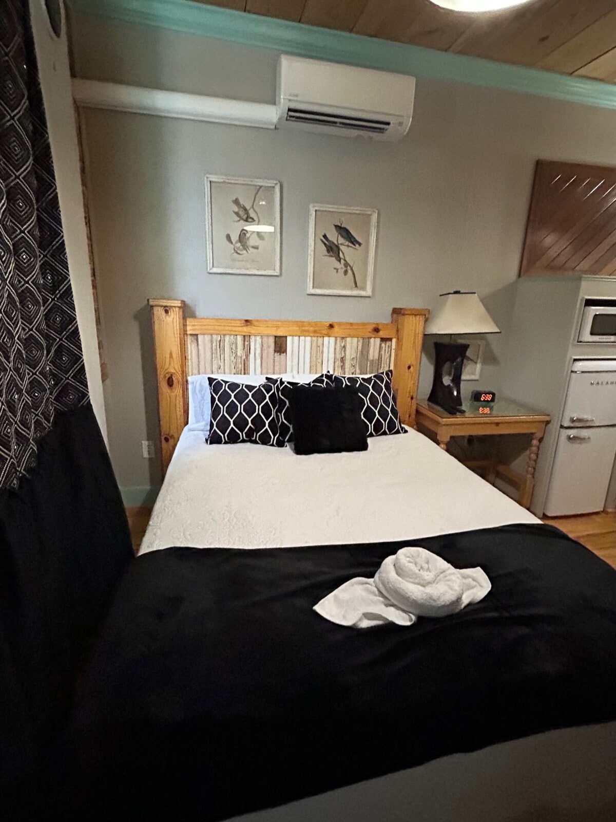 Room 3 (sleeps 2) at Chipley's Squareview Inn