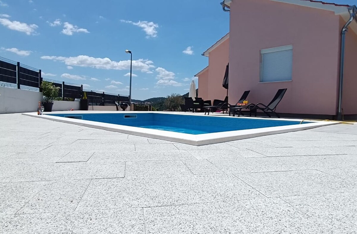 Holiday Home Gaby - Three Bedroom House with Pool