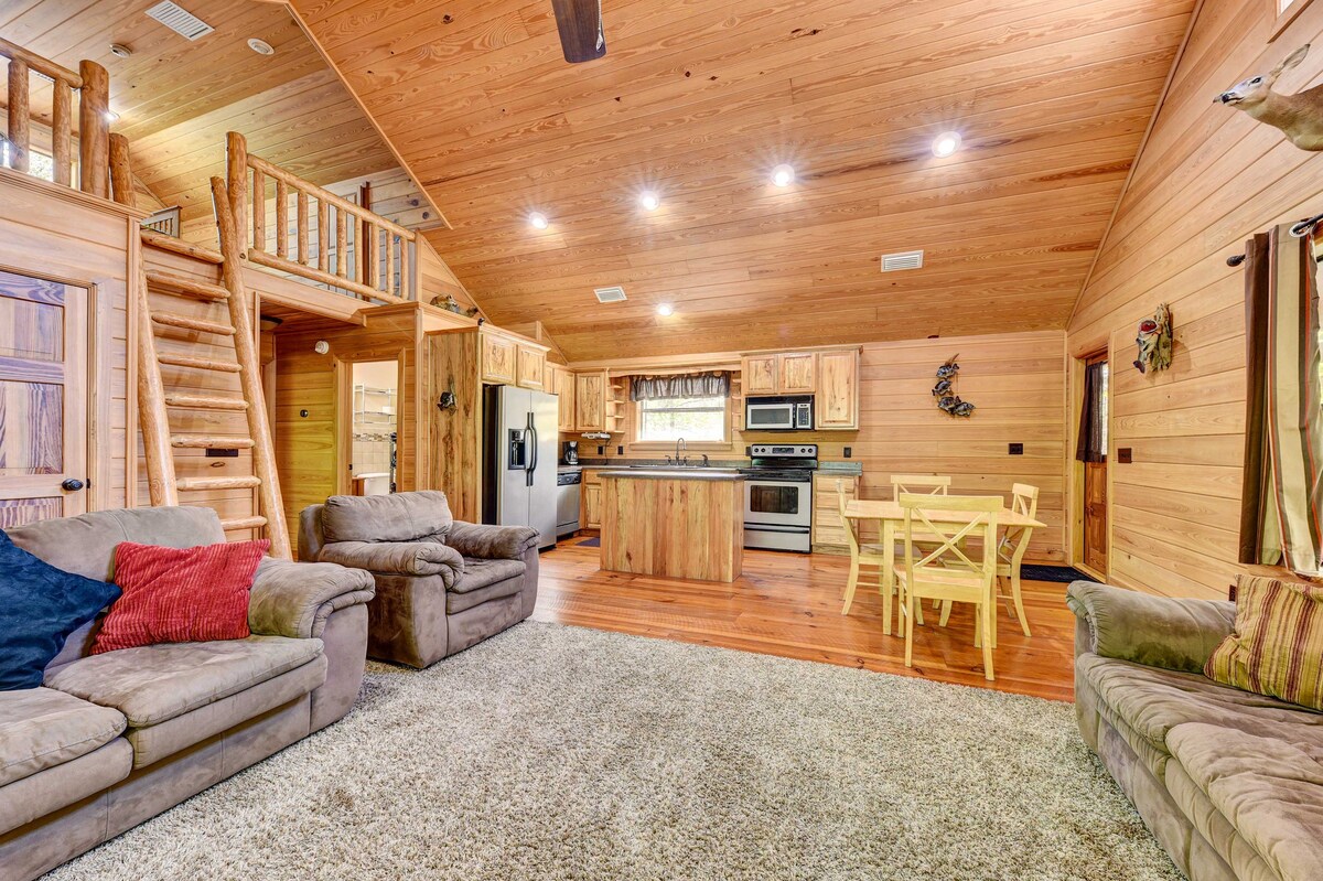 Charming Cabin w/ Decks & Fire Pit - Walk to River