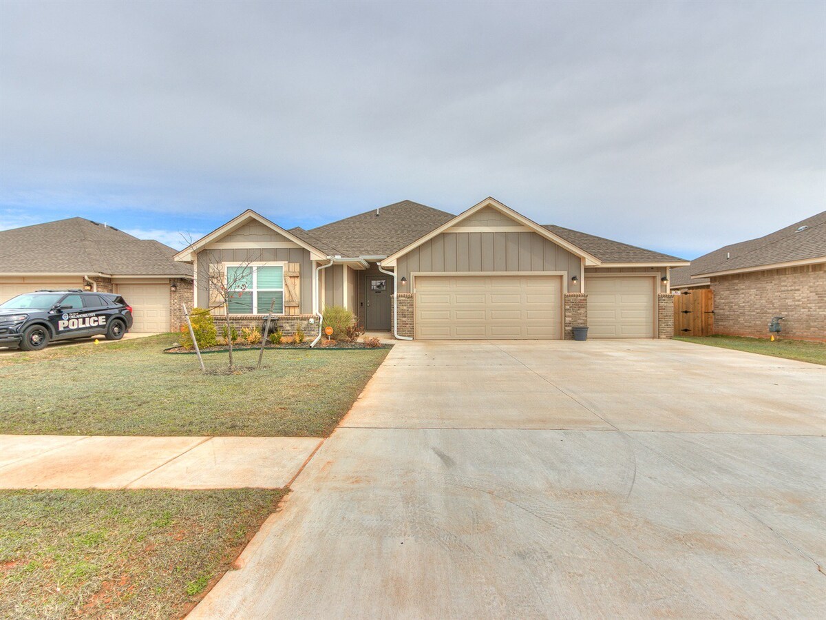 Cozy and Contemporary Home in Yukon!