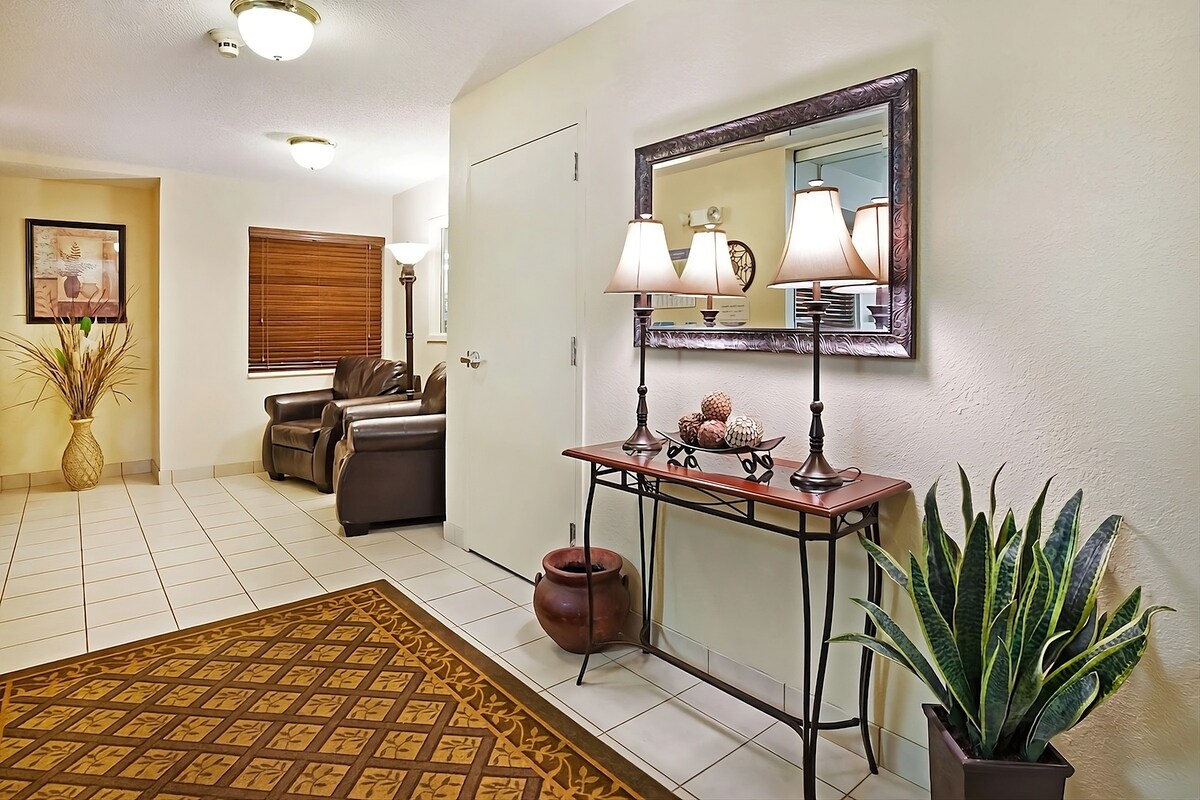4 Spacious Suites with Full Kitchen! FREE Parking!