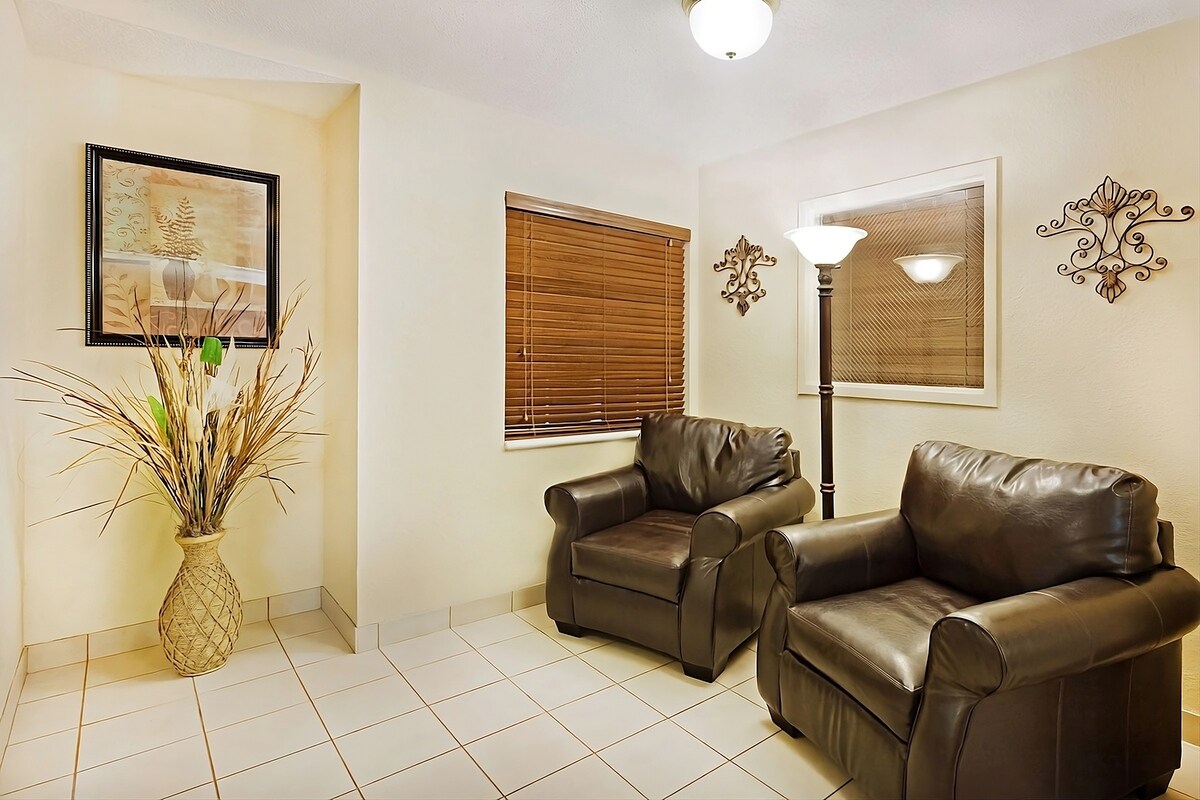 Unwind in Whitlow Park! 3 Units with Parking!