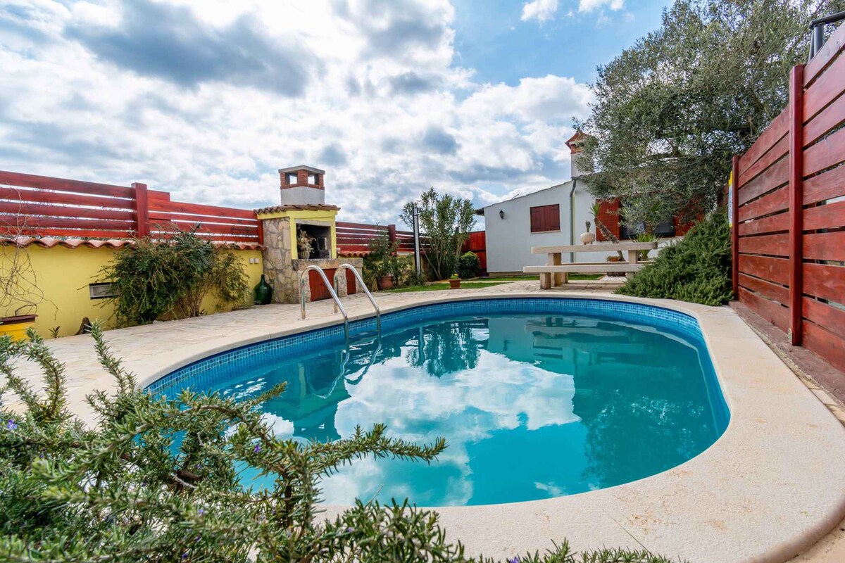 Bungalow with pool and garden