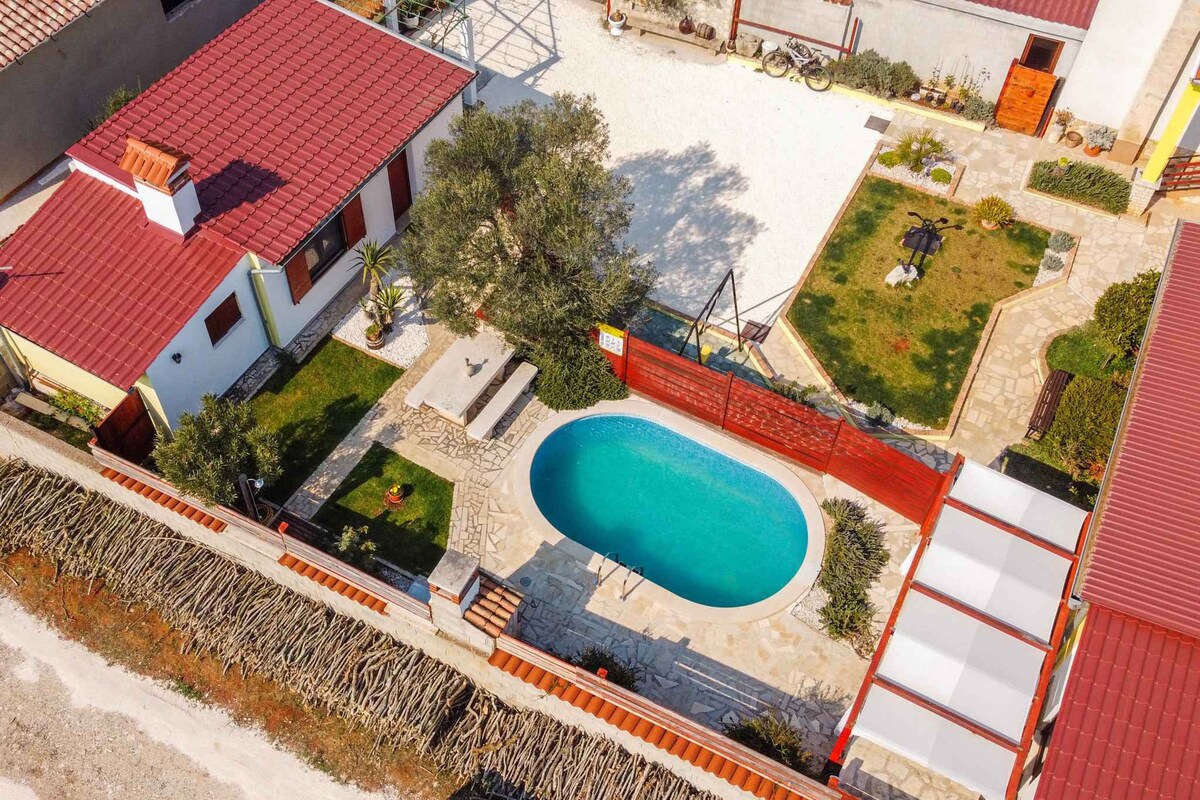 Bungalow with pool and garden