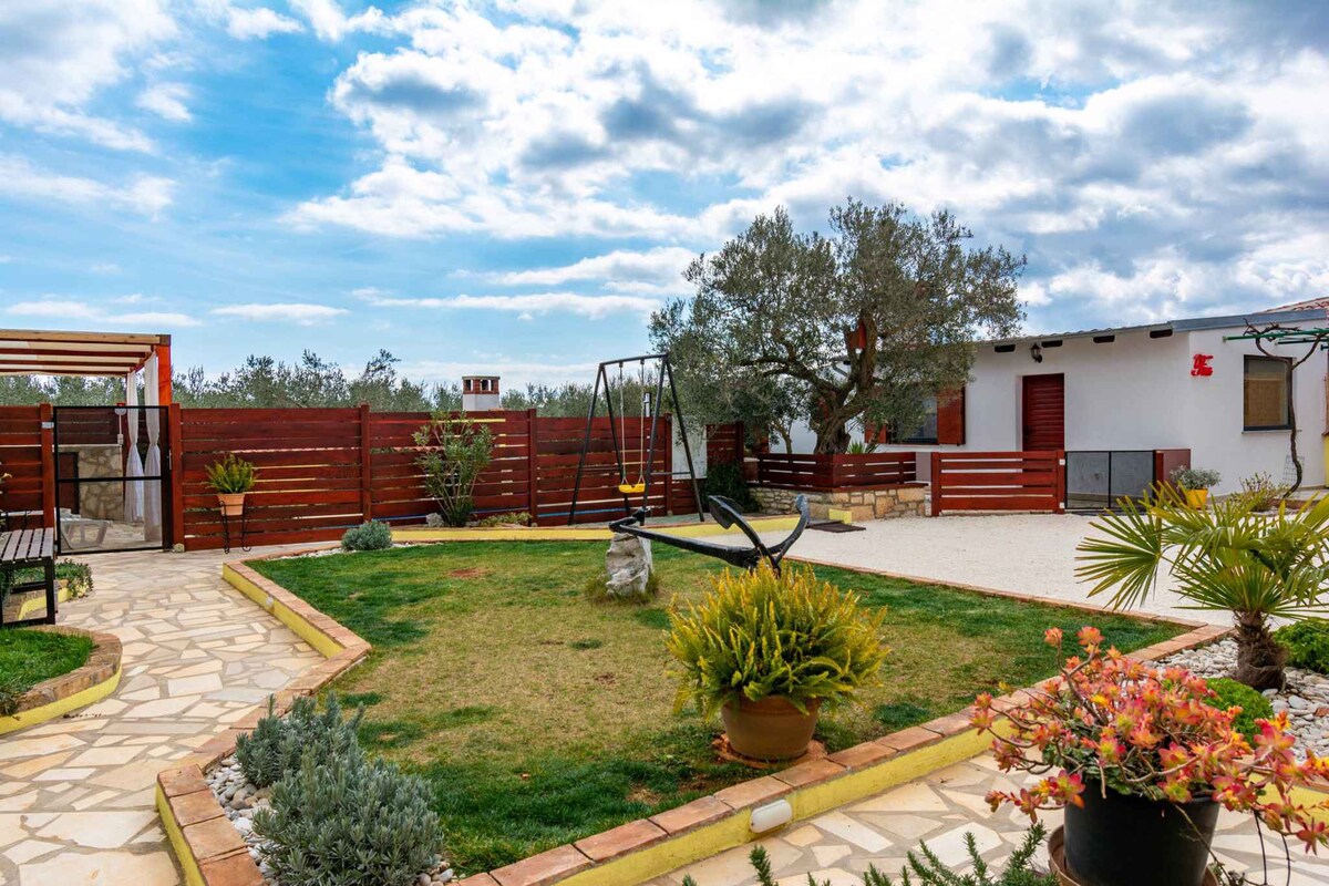 Bungalow with pool and garden