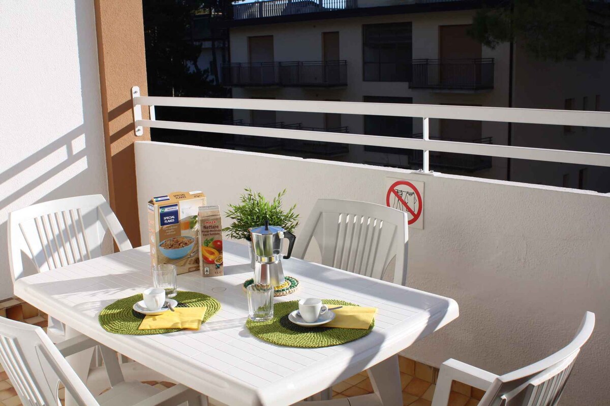 Holiday apartment with balcony and air conditionin