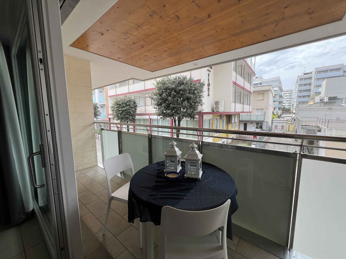 Holiday apartment with balcony and air conditionin