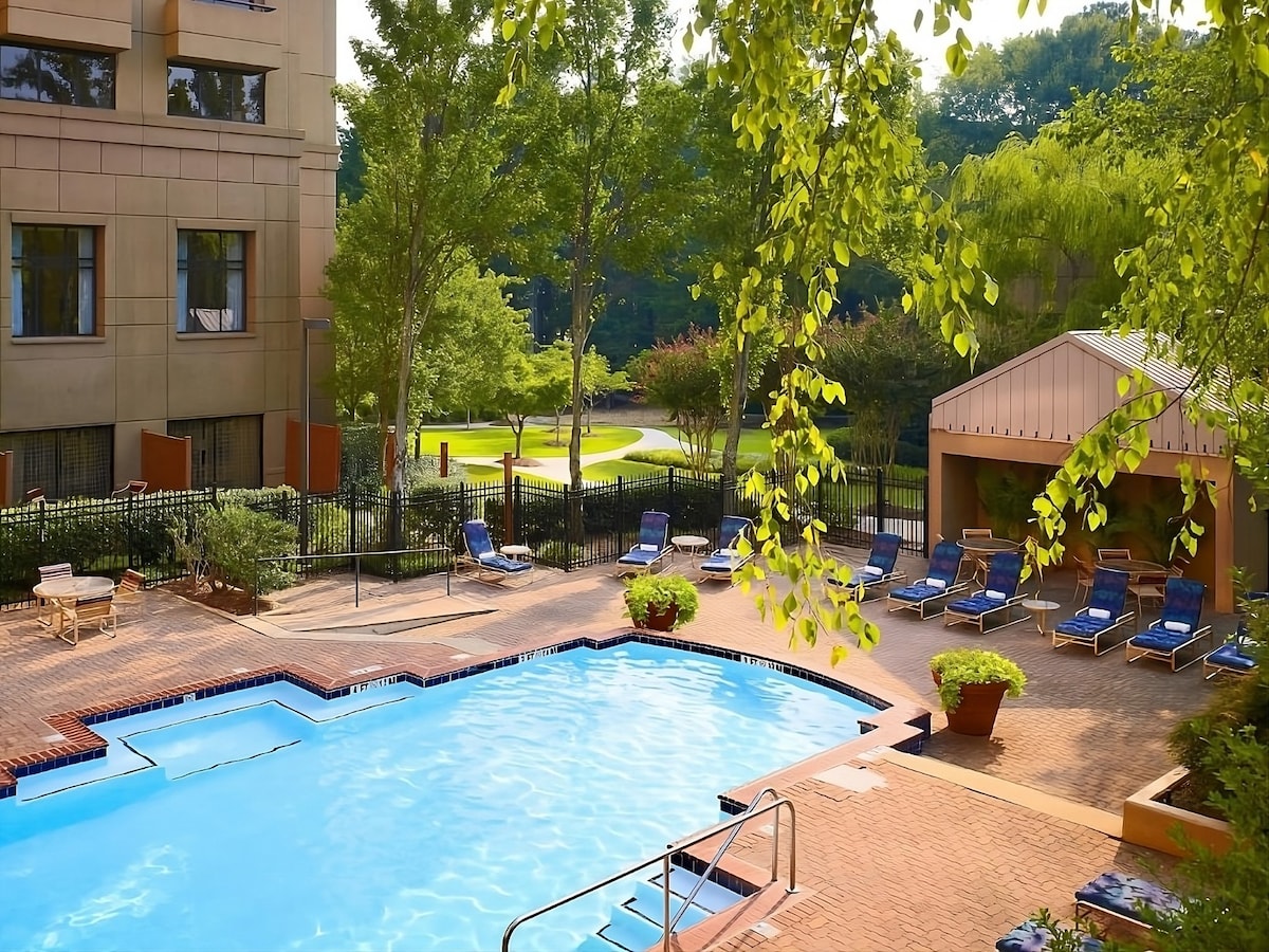 In the heart of Gwinnett County! W/ Pool, Shuttle!