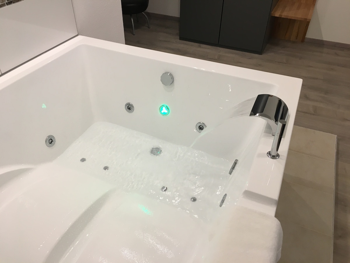 Suite Deluxe mit Whirlpool im Hotel In Laisen