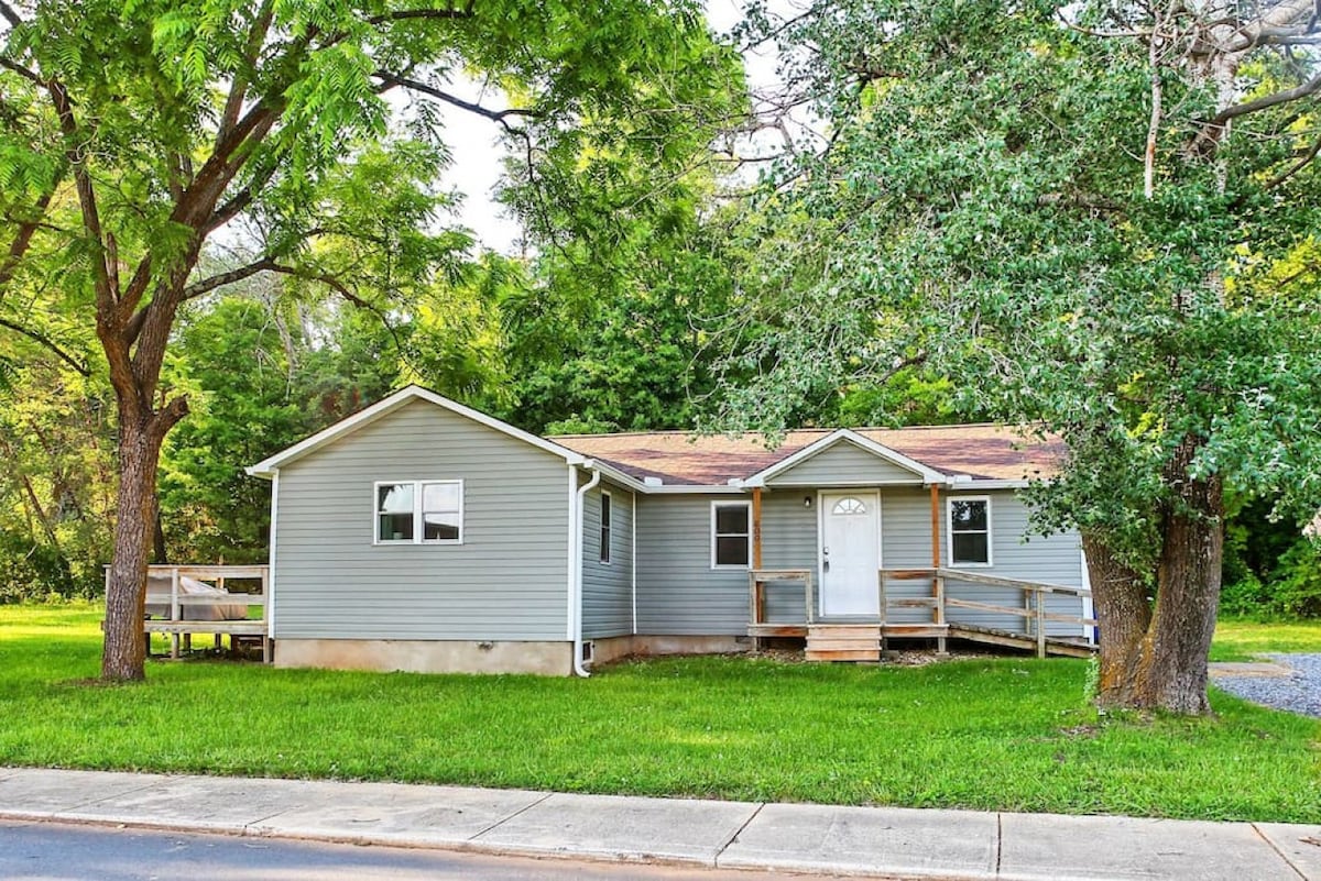 Cozy Maiden Home - 3 Bedroom with Backyard Deck