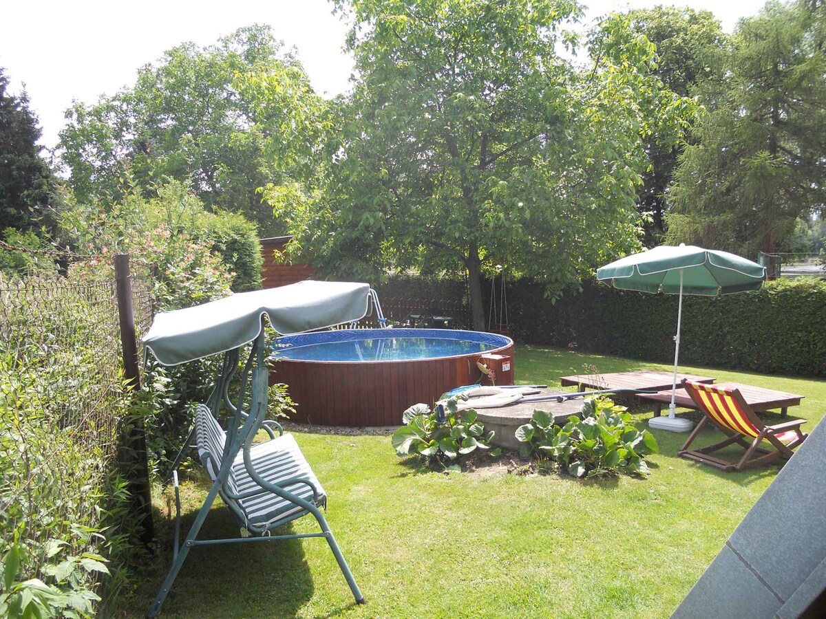 Holiday home with outdoor pool and table tennis at