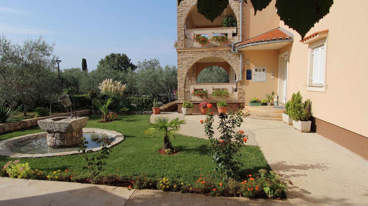 Holiday apartment with beautiful garden