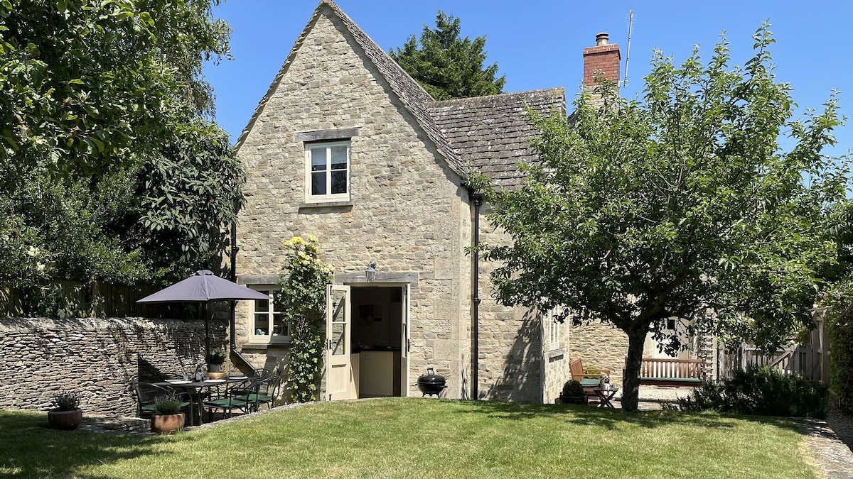 Peach Cottage, near Cirencester, family friendly