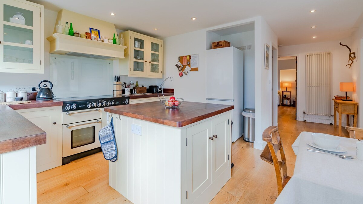 Peach Cottage, near Cirencester, family friendly
