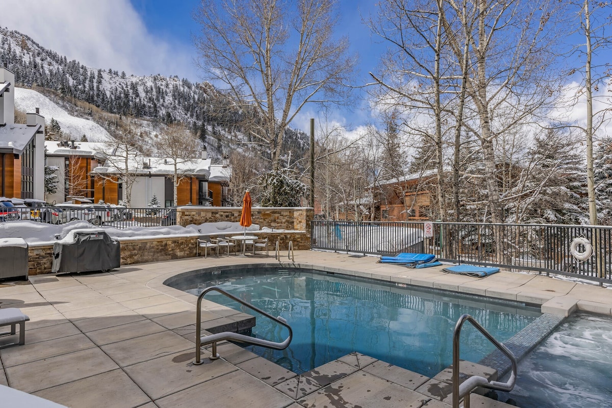 3 BR, 3 BA Aspen Condo w/ Pool