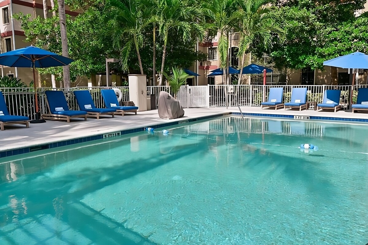 Family-friendly 2BR Suite w/ Kitchen, Onsite Pool!