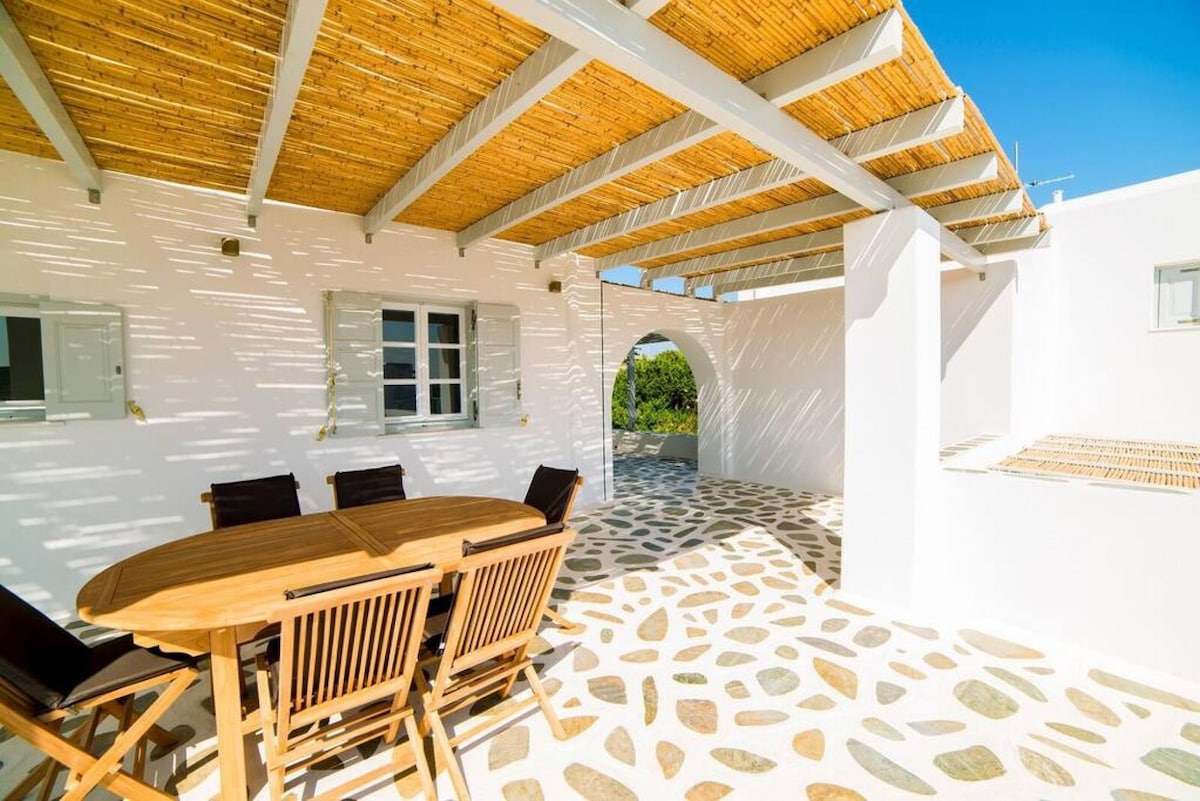 Coral Villa with 4 bedrooms in Paros