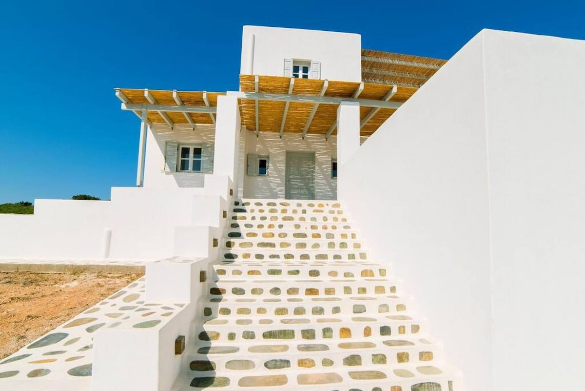 Coral Villa with 4 bedrooms in Paros
