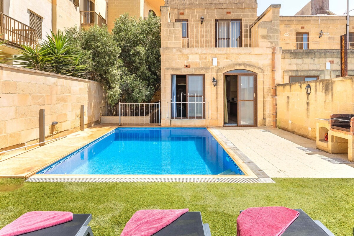 Ta Lucija 2 bedroom Villa with private pool