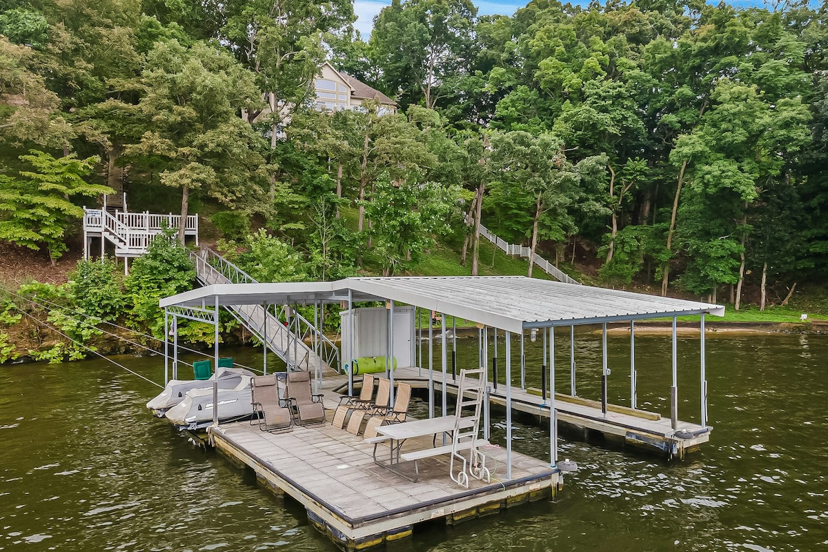 6BD Lakeside home with a outdoor kitchen & hot tub
