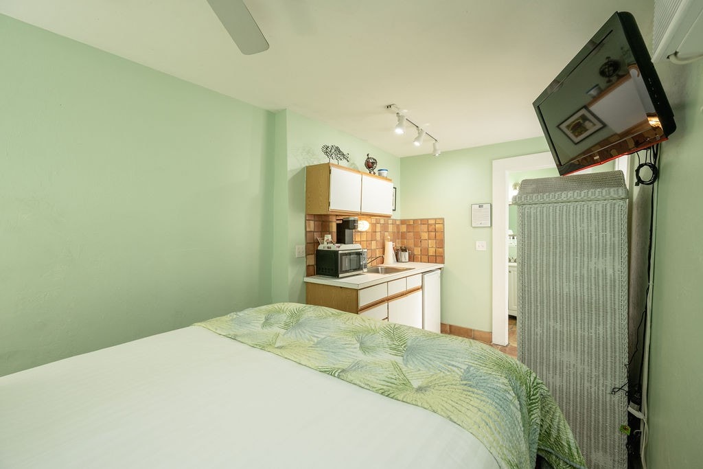 Speakeasy Inn  - Room 4 (1 Queen Bed)