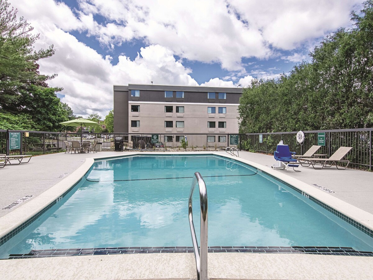 Your Relaxing Getaway Awaits! Outdoor Pool!