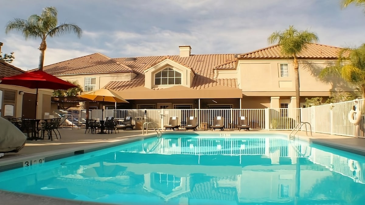 Relax and Unwind! Outdoor Pool, Pets Allowed!