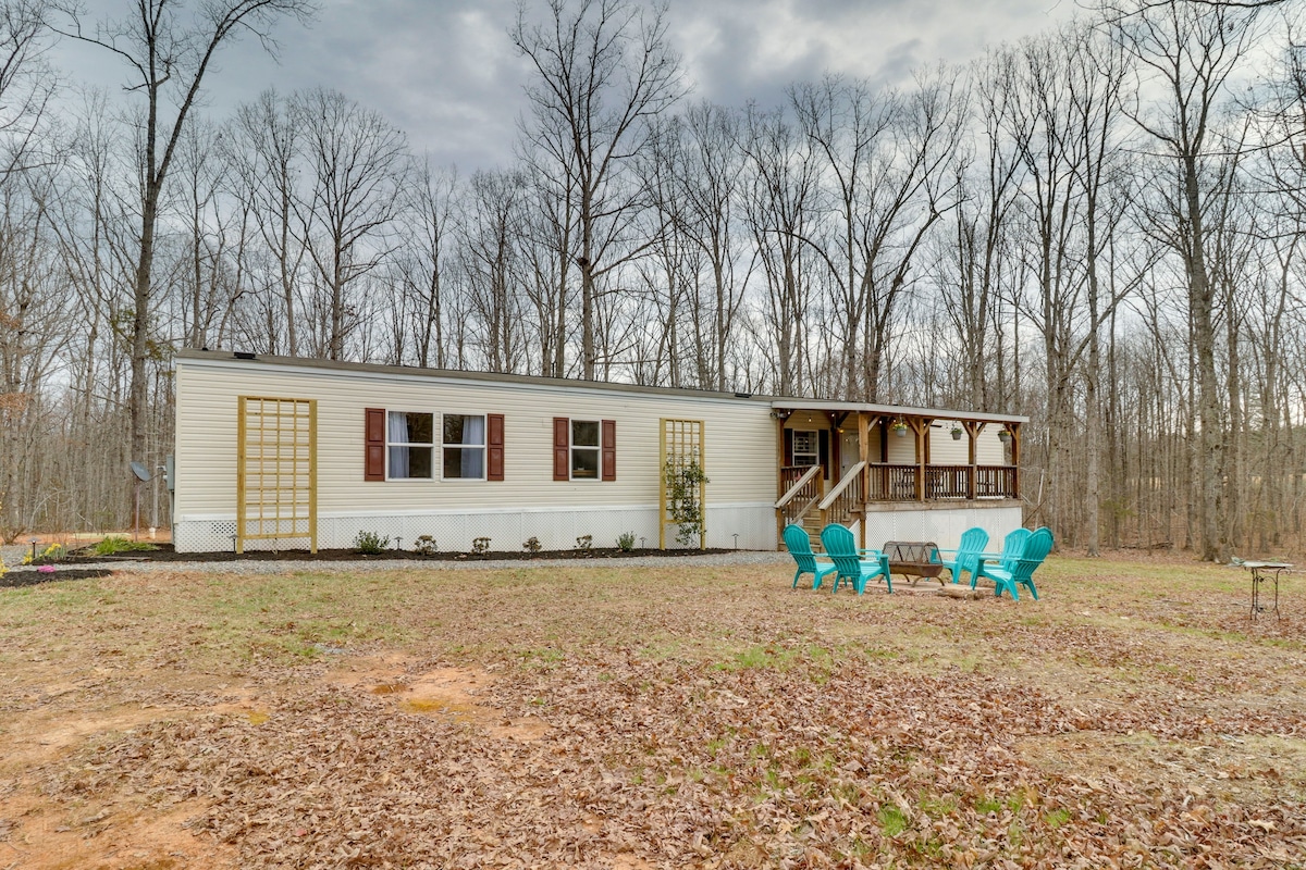 Cozy Louisa Cottage Stay w/ Fire Pit!