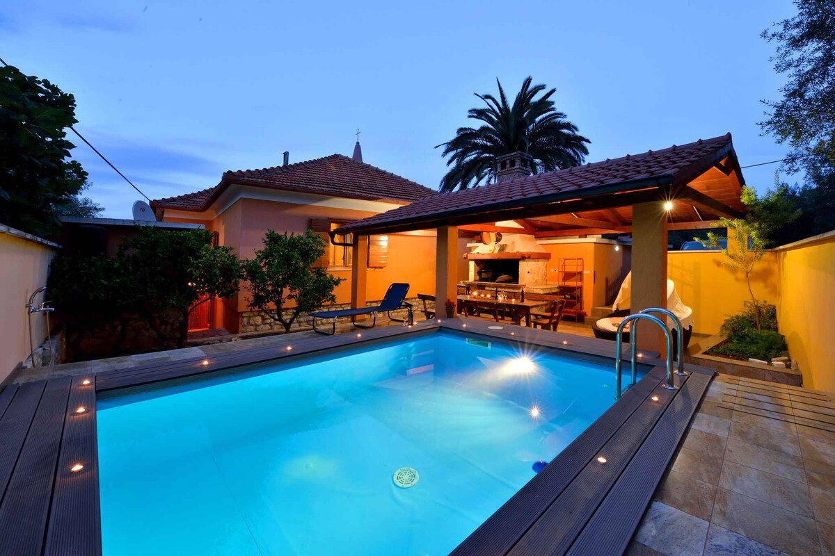 Villa with pool and air conditioning